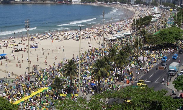Manifestantes protestam contra o governo em Copacabana, no Rio e em 21 Estados em manisfestação